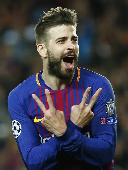 Bek Barcelona, Gerard Pique, merayakan gol nya ke gawang AS Roma pada laga leg pertama perempat final Liga Champions di Stadion Camp Nou, Rabu (4/4/2018). Barcelona menang 4-1 atas AS Roma. (AFP/Pau Barrena)
