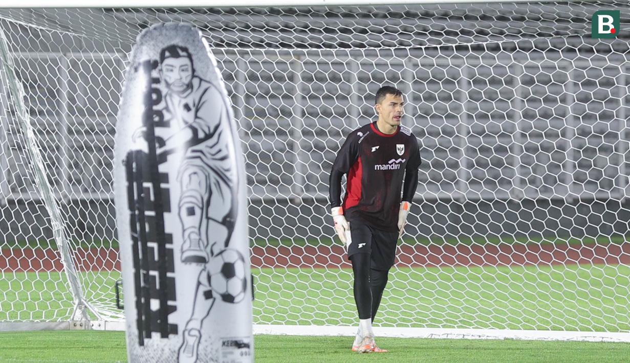 Kiper Timnas Indonesia, Emil Audero Mulyadi, saat sesi latihan jelang lawan Bahrain di Stadion Madya, Jakarta, Minggu (23/3/2025). (Bola.com/M Iqbal Ichsan)