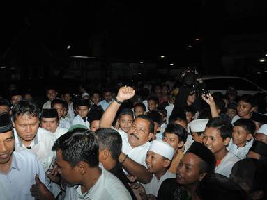 Jokowi tampak dikerumuni ratusan santri saat mengunjungi Pondok Pesantren Tebu Ireng di Jombang, Jawa Timur (Liputan6.com/Herman Zakharia)