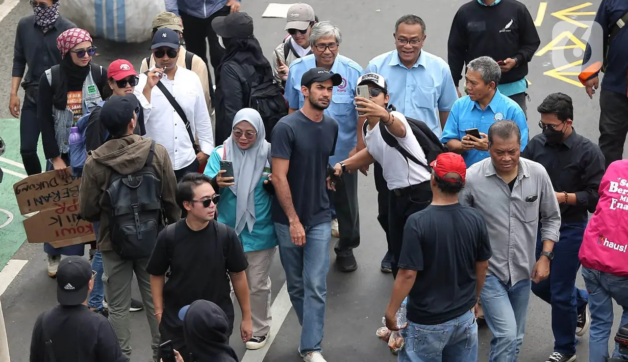 Aktor, Reza Rahardian saat berjalan untuk mengikuti aksi unjuk rasa di depan gedung MPR, DPR dan DPD RI, Jakarta, Kamis (22/8/2024). (Liputan6.com/Angga Yuniar)