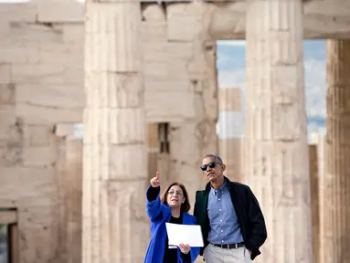 Presiden AS Barack Obama mendengarkan penjelasan dari Direktur Departemen Kebudayaan Ephorate of Antiquities untuk Athena, Eleni Banou saat berkunjung ke Athena, Yunani (16/11). (AFP/Brendan Smialowski)