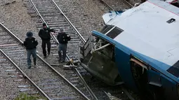 Petugas keamanan setempat memeriksa lokasi kecelakaan kereta Amtrak yang bertabrakan dengan kereta barang CSX di South Carolina (4/2). (Tim Dominick/The State)