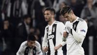 Ekspresi Cristano Ronaldo usai gagal bawa Juventus ke Semifinal kemenangan pada leg kedua laga perempat final Liga Champions yang berlangsung di Stadon Allianz, Turin, Rabu (17/4). Juventus kalah 1-2 Kontra Ajax. (AFP/Filippo Monteforte)