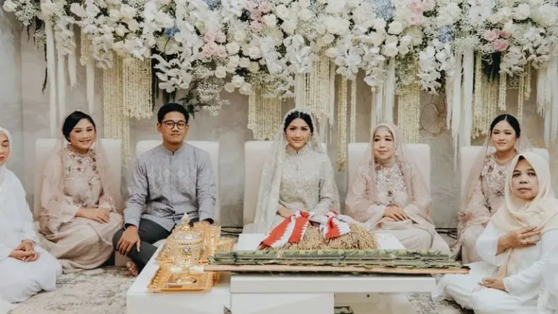 Erina Gudono Anggun dengan Dress Brokat di Acara Pengajian Jelang