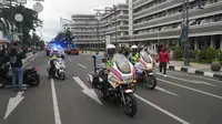 Aparat kepolisian berjaga di kawasan Asia Afrika, Kota Bandung, Kamis (31/12/2020). (Liputan6.com/Huyogo Simbolon)