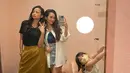 Acha Septriasa, Beby Tsabina dan Brie tampak melakukan mirror selfie atau swafoto di depan cermin. Ketiganya bergaya dengan pose masing-masing. (Foto: instagram.com/@bebytsabina)