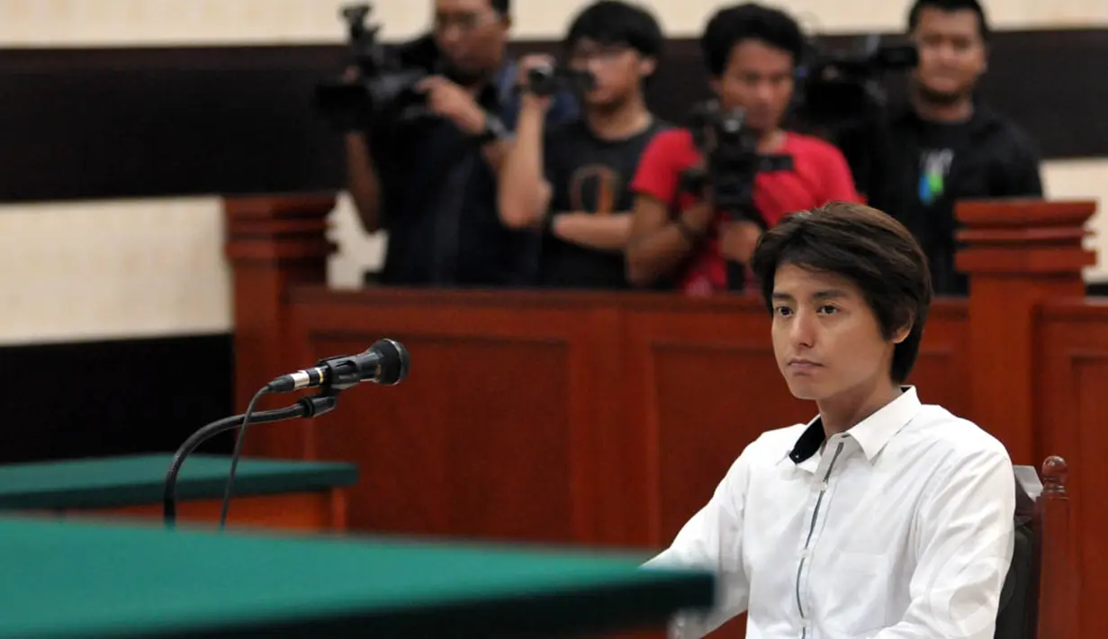 Dengan balutan kemeja putih, Roger duduk dan mendengarkan tuntutan yang dibacakan Jaksa Penuntut Umum (JPU). Rabu (11/6/14) (Liputan6.com/Panji Diksana)