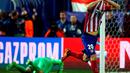 Ekspresi pemain Atletico Madrid, JuanFran Torres, setelah memastikan kemenangan dalam adu penalti melawan PSV Eindhoven dalam babak 16 besar Liga Champions di Stadion Vicente Calderon, Madrid, (15/3/2016). (Reuters/Susana Vera)