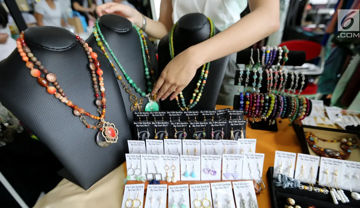 Penjual sedang merapikan asesoris kalung pada acara Pasar Kita oleh Sahabat UMKM di Lippo Mall Puri, Jakarta, Sabtu (10/3). Kegiatan Pasar Kita yang diikuti lebih dari 55 booth UMKM digelar pada 10-11 Maret. (Liputan6.com/Pool)