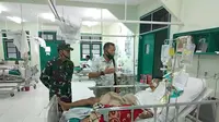 Personel TNI menjenguk korban penembakan KKB. (Dokumen Puspen TNI)