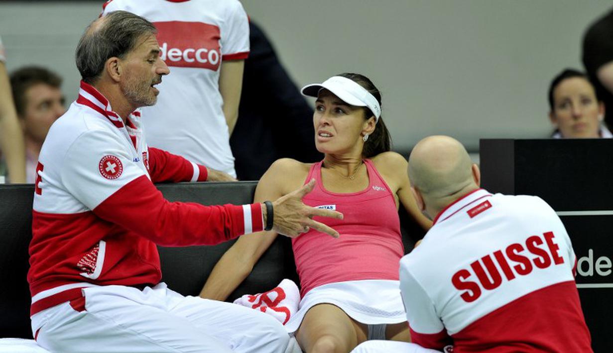 Martina Hingis mendapat masukan dari pelatihnya, Heinz Guenthardt (kiri). (AFP PHOTO/PIOTR HAWALEJ)