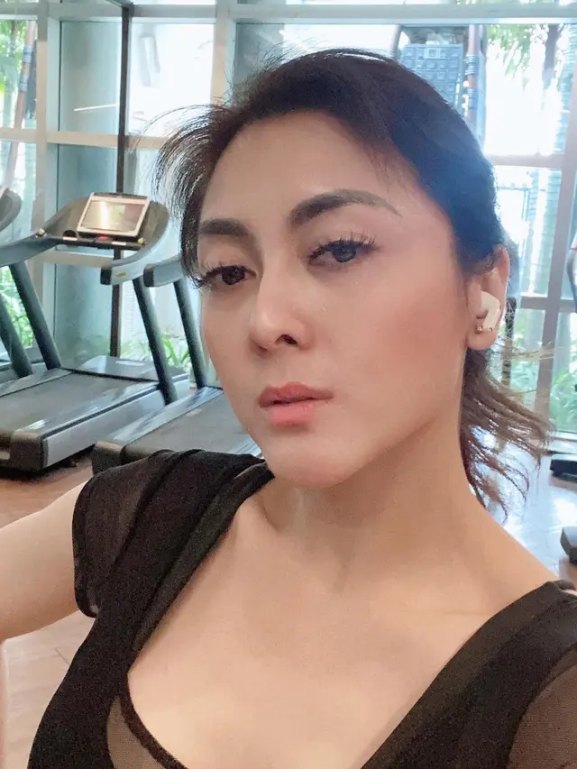 6 Potret Terbaru Dhena Devanka, Disebut Makin Kurus Oleh Netizen