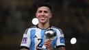 Gelandang Argentina, Enzo Fernandez menerima penghargaan Pemain Muda Terbaik  Dunia pada upacara trofi Piala Dunia Qatar 2022 setelah pertandingan final antara Argentina dan Prancis di Stadion Lusail di Lusail, utara Doha pada 18 Desember 2022.  Chelsea sukses mendaratkan Enzo Fernandez dari Benfica yang merupakan Pemain Muda Terbaik Piala Dunia 2022. (AFP/Franck Fife)