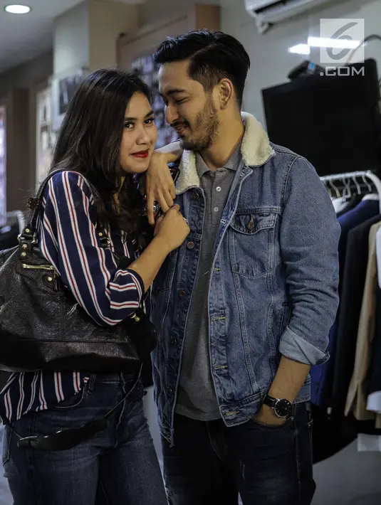 Syahnaz Sadiqah dan calon suaminya Jeje Govinda berpose usai fetting jas di Wong Hang Tailor di Jakarta, Rabu (7/2). Kedatangan mereka untuk fitting jas pernikahan yang akan dikenakan oleh Jeje Govinda dalam pernikahan nanti. (Liputan6.com/Faizal Fanani)