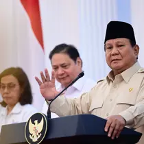 Presiden Prabowo Subianto mengumpulkan sejumlah Menteri Kabinet Merah Putih serta Gubernur Bank Indonesia, Ketua OJK, Kepala LPS, Kepala BPS, dan Dirut Himbara di Istana Negara, pada Jumat (21/3/2025). (Dok Kemenko Perekonomian)