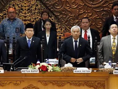 Fahri Hamzah  (kanan) memimpin Rapat Paripurna penutupan masa sidang V bersama pimpinan DPR lainnya, Jakarta, Jumat (29/4). Dalam rapat paripurna itu ada anggota yang mempersoalkan status Fahri Hamzah sebagai pimpinan dewan. (Liputan6.com/Johan Tallo)