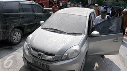 Pemilik mobil saat melihat kondisi mobilnya yang terbakar di area SPBU Jalan Gatot Subroto, Jakarta, Selasa (1/9/2015). Sumber api diduga berasal dari sebuah drum yang berada di dekat tangki pengisian BBM di SPBU tersebut. (Liputan6.com/Herman Zakharia)