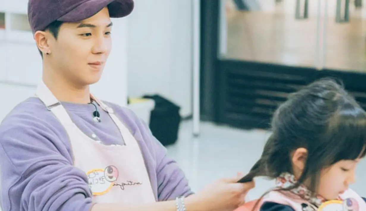 Mino Winner juga jago saat mengasuh anak kecil. Bahkan ia pernah mengepang rambut anak kecil. (Foto: vingle.com)