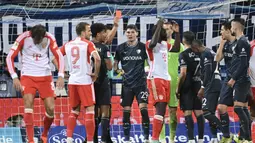 Pemain Bayern Munchen, Dayot Upamecano, mendapat kartu merah saat melawan VfL Bochum pada laga Bundesliga di Stadion Ruhrstadion, Bochum, Minggu (18/2/2024). Bayern takluk 2-3. (AFP/Ina Fassbender)