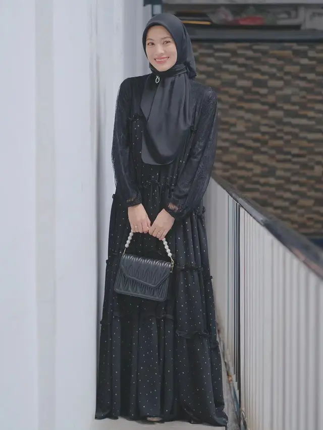 6 Gaya Berhijab Alyssa Soebandono yang Simple nan Apik
