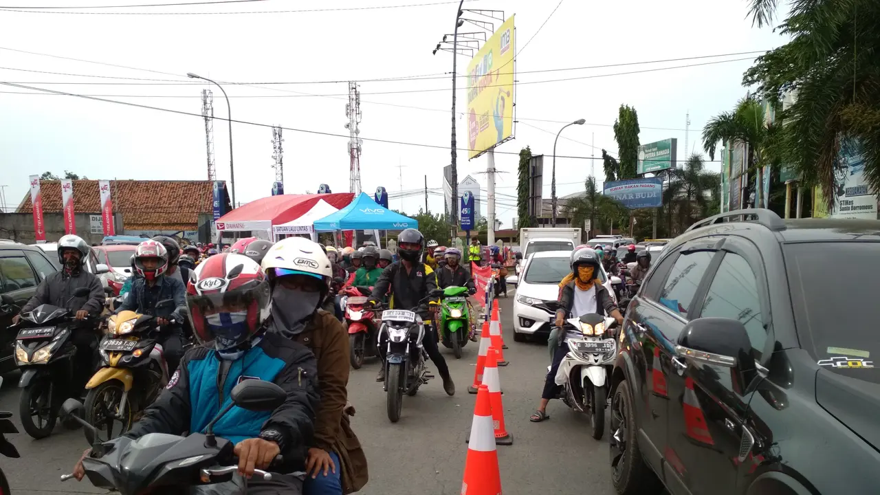 Antrean Kendaraan Mengular di Bundaran Kedawung Cirebon