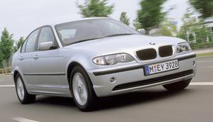 BMW 3 Series E46 menjadi pilihan yang menarik bagi peminang sedan asal Jerman dengan bodi kompak dan RWD. (netcarshow.com)