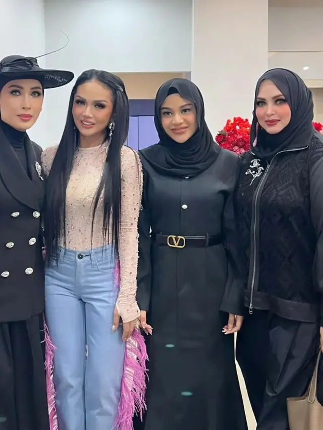 Tampilan Serba Hitam Keluarga Krisdayanti di Konser Super Diva