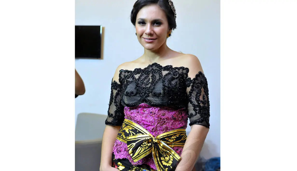 Ibu tiga anak itu memakai kebaya modifikasi bernuansa Bali rancangan Anne Avantie, Jumat (25/4/14). (Liputan6.com/Panji Diksana)