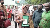 Menteri Sosial, Tri Rismaharini menerima penghargaan masyarakat Papua melalui Gereja Kingmi, Jayapura, Papua (Liputan6.com/Dicky Agung Prihanto)
