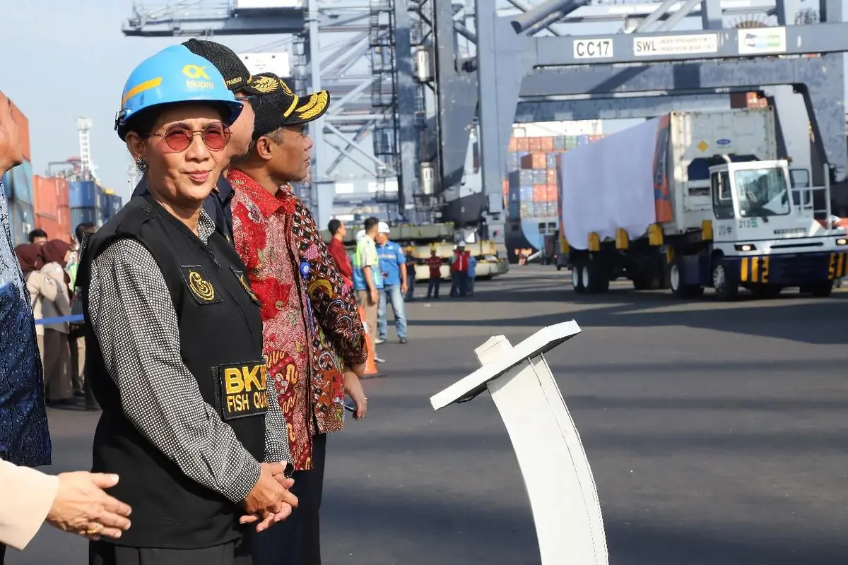 Menteri Kelautan dan Perikanan Susi Pudjiastuti didampingi Dirjen Bea dan Cukai Kementerian Keuangan Heru Pambudi, memimpin acara pelepasan Ekspor Raya di Pelabuhan Tanjung Priok, Jakarta pada Jumat (19/7/2019).