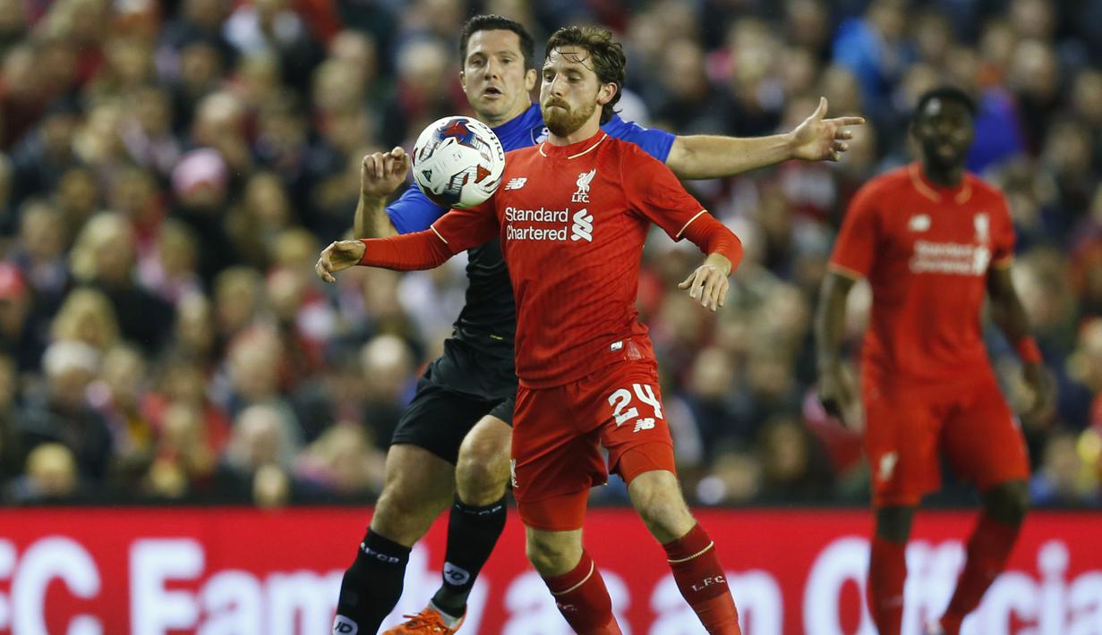 Pemain Liverpool, Joe Allen berusaha melewati pemain Bournemouth pada laga Piala Liga Inggris di Stadion Anfield, Inggris, Rabu (28/10/2015). (Reuters/Eddie Keogh)