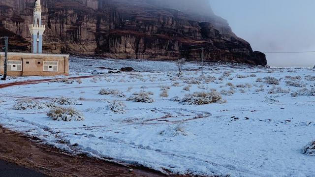 Potret Langka Arab Saudi Bersalju Lebat (sumber: twitter/@SaudiEmbassyUSA)