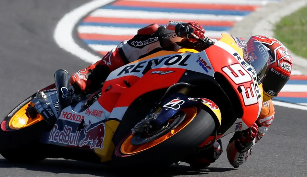 Dalam kualifikasi yang berlangsung di Rio Hondo International circuit, Minggu (19/4/2015) dini hari WIB, Marquez berhasil mencatatkan waktu tercepat 1 menit 38,602 detik.  (AP Photo/Natacha Pisarenko)