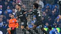 Striker Chelsea Eden Hazard (kiri) dan Willian (Twitter Chelsea)