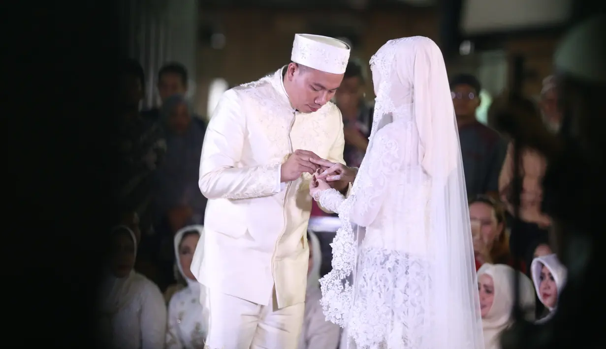 "Untung bukan wiper (pembersih kaca mobil)," kata salah seorang warga yang turut menyaksikan pernikahan Vicky dan Angel. (Nurwahyunan/Bintang.com)