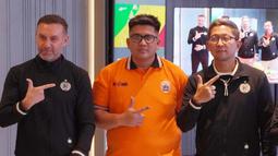Dari kiri, Pelatih Persija, Thomas Doll, Ketua The Jakmania, Diky Soemarno, Presiden Persija, Mohamad Prapanca foto bersama saat merayakan Hari Ulang Tahun Persija Jakarta ke-95 di Cinepolis Senayan Park, Jakarta, Selasa (28/11/2023). (Bola.com/Adine)