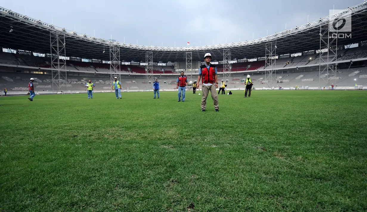 Kondisi rumput lapangan Stadion Utama Gelora Bung Karno, Jakarta, Selasa (8/8). Hingga saat ini, renovasi telah mencapai sekitar 80% dan ditargetkan rampung pada akhir 2017. (Liputan6.com/Helmi Fithriansyah)