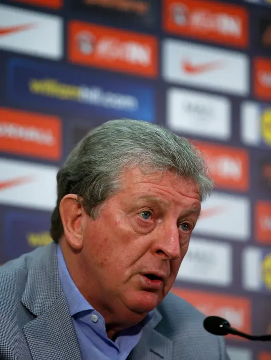 Roy Hodgson mengumumkan skuad timnas Inggris saat menggelar konferensi pers di Stadion Wembley, Inggris (16/5). Liverpool menjadi tim yang paling banyak menyumbang untuk tim utama dengan lima pemain. (Reuters/Andrew Couldridge)