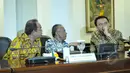 Gubernur DKI Jakarta Basuki Tjahaja Purnama (kanan) saat menghadiri rapat terbatas di Istana Kepresidenan, Jakarta, Rabu (1/4/2015). Rapat membahas tentang pengelolaan moda transportasi massal. (Liputan6.com/Faizal Fanani)