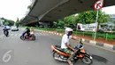 Aksi pemotor melawan arus masih saja terjadi meski sudah terpasang spanduk besar larangan melawan arus di putaran Kalibata, Jakarta, Rabu (16/12/2015). (Liputan6.com/Yoppy Renato)