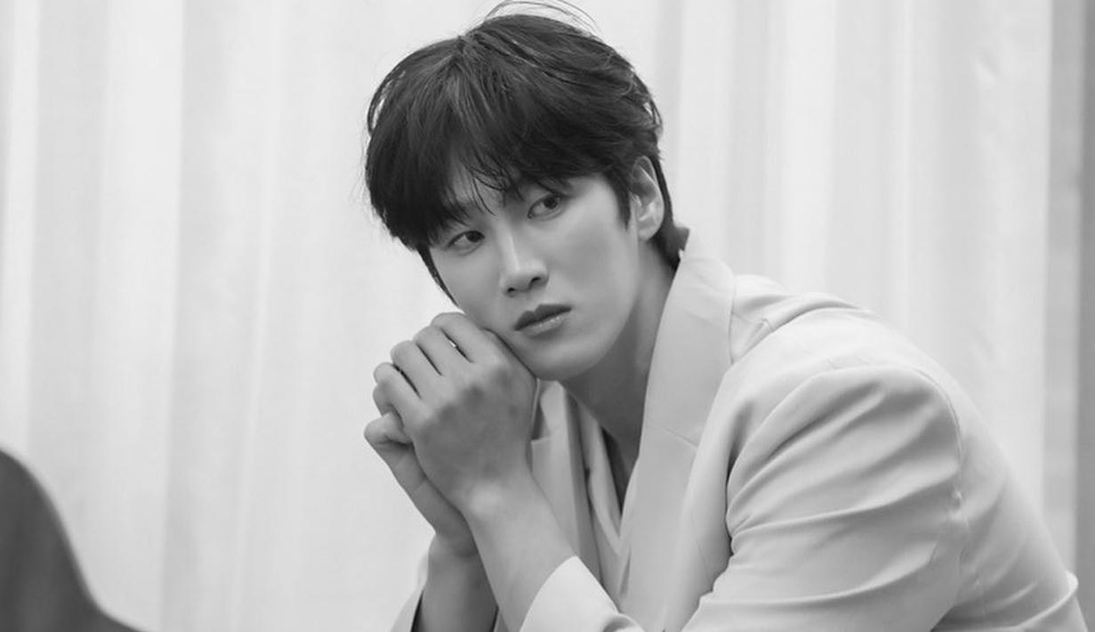 <p>Ahn Bo Hyun akan berperan sebagai Moon Seo Ha, pria takdir yang ditemui Ban Ji Eum di usianya yang ke-18. Moon Seo Ha hidup dengan trauma kehilangan orang yang dicintainya saat kecil. (Foto: Instagram/ bohyunahn)</p>