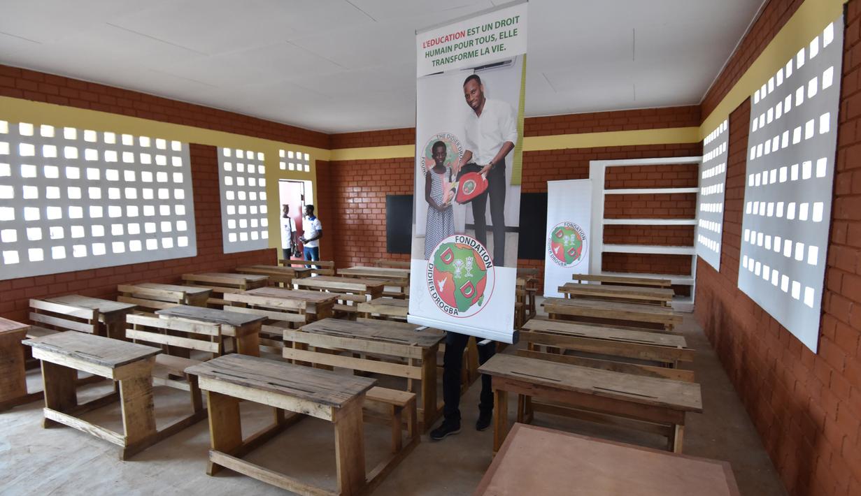 Salah satu kelas dari sekolah dasar yang disponsori Didier Drogba di Onahio, Pokou-Kouamekro, Pantai Gading, (20/1/2018).  Drogba menjadi salah satu sponsor utama untuk sekolah tersebut. (AFP/Sia Kambou)