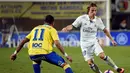 Pemain Real Madrid, Luka Modric, berusaha melewati pemain Las Palmas, Momo, dalam lanjutan La Liga di Gran Canaria, Las Palmas, Minggu (25/9/2016) dini hari WIB. (AFP/Desiree Martin)