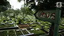 Suasana Tempat Pemakaman Umum (TPU) Karet Bivak, Jakarta, Minggu (27/6/2021). Pemerintah Provinsi DKI Jakarta membatasi aktivitas dan kunjungan ke TPU hingga 5 Juli 2021 untuk menekan penularan COVID-19. (Liputan6.com/Faizal Fanani)