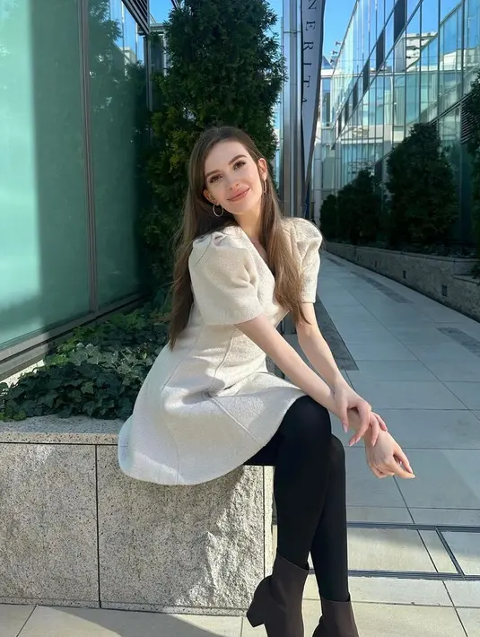 Shiino kerap tampil feminim mengenakan mini dress putih lengan pump. Dipadukan celana ketat hitam panjang dan boots heelsnya. [@karolina0824]