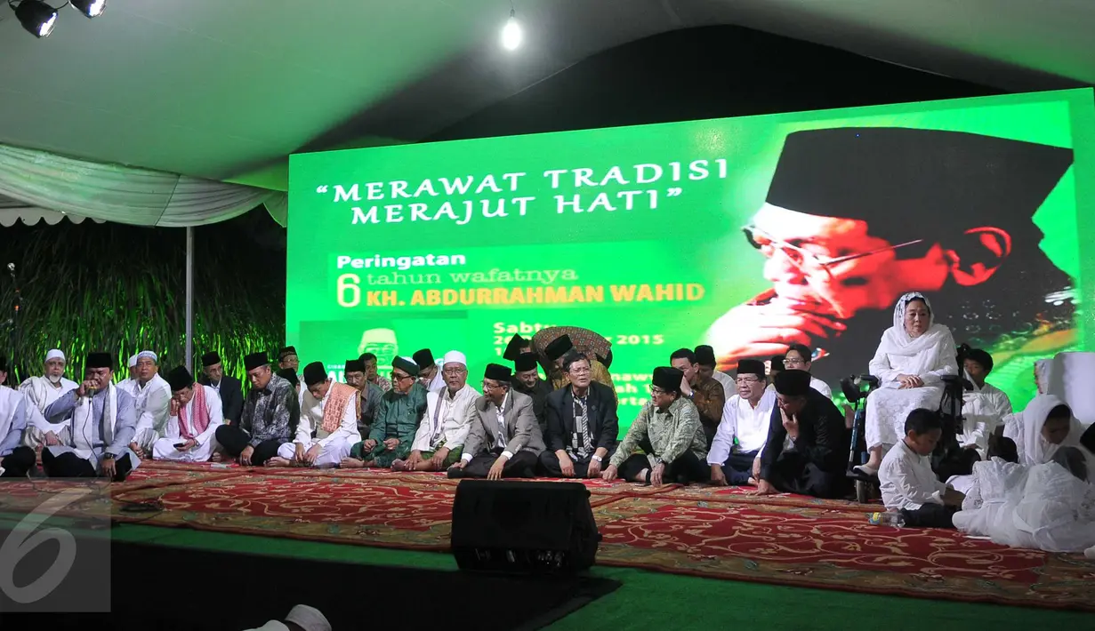 Para Politisi dan tokoh agama menghadiri haul ke enam Gus Dur di Ciganjur, Jakarta, Sabtu (26/12/2015). Dalam acara ini masyarakat diajak untuk merawat tradisi serta merajut hati seperti pencerminan dari perjuangan Gus Dur. (Liputan6.com/Gempur M Surya)