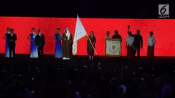 Menko PMK Puan Maharani membawa bendera Asian Games saat penutupan Asian Games 2018 di Stadion Utama GBK, Jakarta, Minggu (2/9). China akan menjadi tuan rumah Asian Games 2022. (Merdeka.com/Imam Buhori)