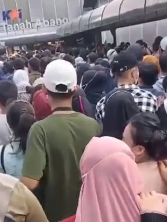 Viral Stasiun Tanah Abang Dipadati Warga Hingga Berdesakan, Ini 6 Potretnya