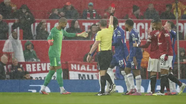 Kiper Chelsea Robert Sanchez dikartu merah usai melanggar penyerang Manchester United Bryan Mbeumo di Old Trafford di laga pekan kelima Premier League 2025/2026, Sabtu (20/09/2025). (AP Photo/Dave Thompson)