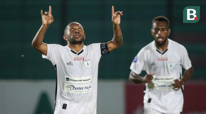 Pemain Persipura Jayapura, Yohanes Ferinando Pahabol (kiri) merayakan gol penyeimbang 1-1 saat laga pekan ke-14 BRI Liga 1 2021/2022 antara PSM Makassar melawan Persipura Jayapura di Stadion Sultan Agung, Bantul, Sabtu (27/11/2021). (Bola.com/Bagaskara Lazuardi)